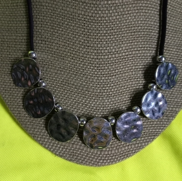 Silvertone beaded hammered disc Black cord necklace - Picture 4 of 5